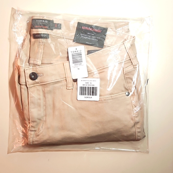 ❤️NWT VINTAGE TORRID JEAN BOYFRIEND STRAIGHT STRETCH MID-RISE TAN CREAM Size 16 - Picture 4 of 10